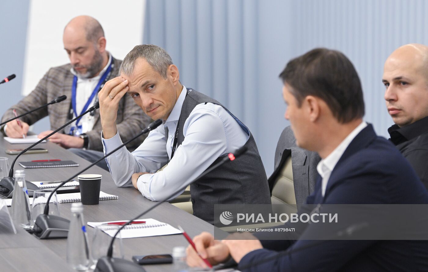 Симпозиум "Создавая будущее". Круглый стол "ЯМБ – язык моделирования будущего"