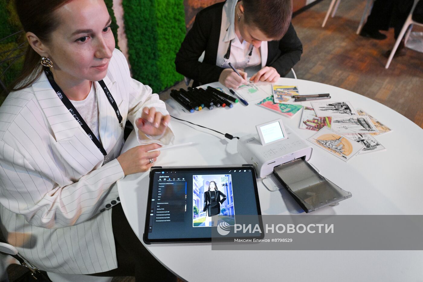 Работа симпозиума "Создавая будущее"