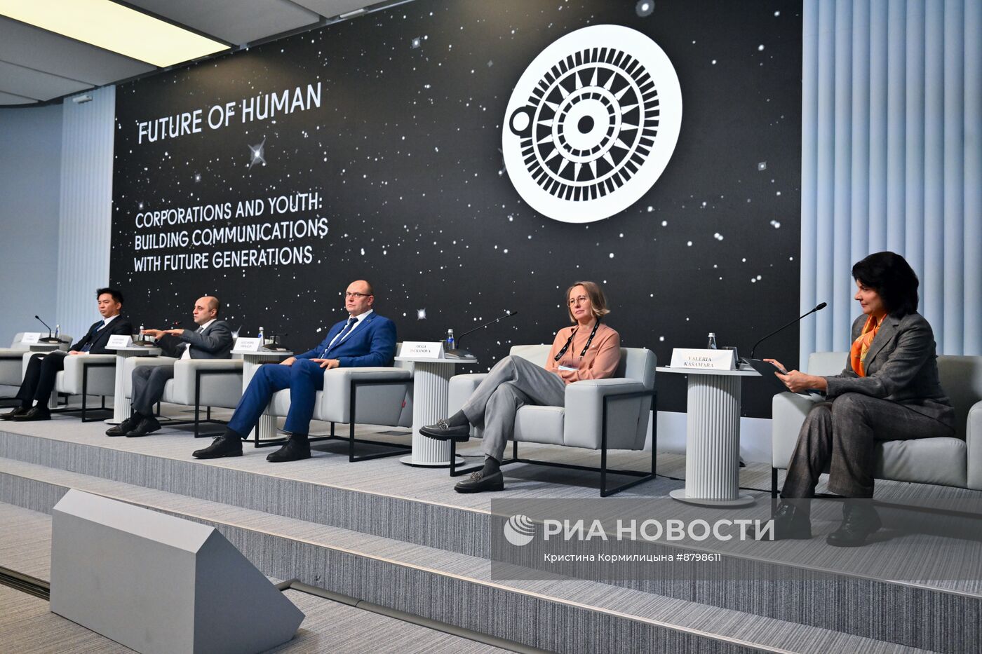 Симпозиум "Создавая будущее". Корпорация и молодежь: как выстроить коммуникации с поколениями будущего