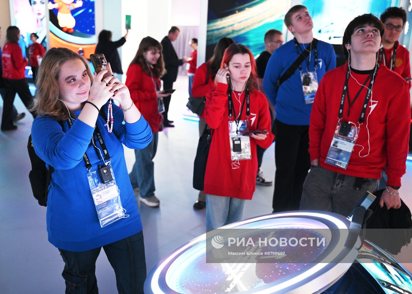 Работа симпозиума "Создавая будущее"