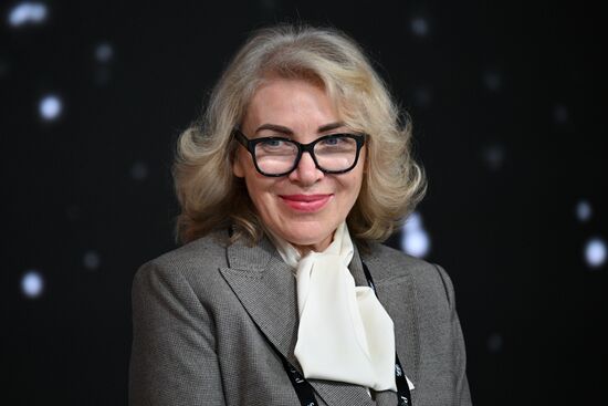 Симпозиум "Создавая будущее"
Сессия на тему "Симпозиум "Создавая будущее". Детско-молодежная секция "Сегодня мечта, а завтра реальность""
Елена Ляпунцова, профессор МГТУ им. Баумана, университета МИСиС, почетный работник высшего и профессионального образования Место: Россия, Москва. Автор: Алексей Филиппов/РИА Новости. Симпозиум "Создавая будущее". Детско-молодежная секция "Сегодня мечта, а завтра реальность"