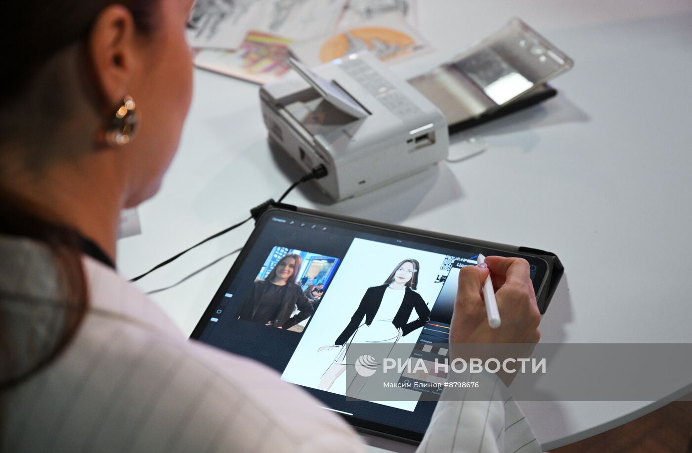 Работа симпозиума "Создавая будущее"