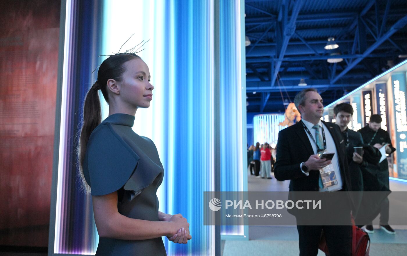 Работа симпозиума "Создавая будущее"