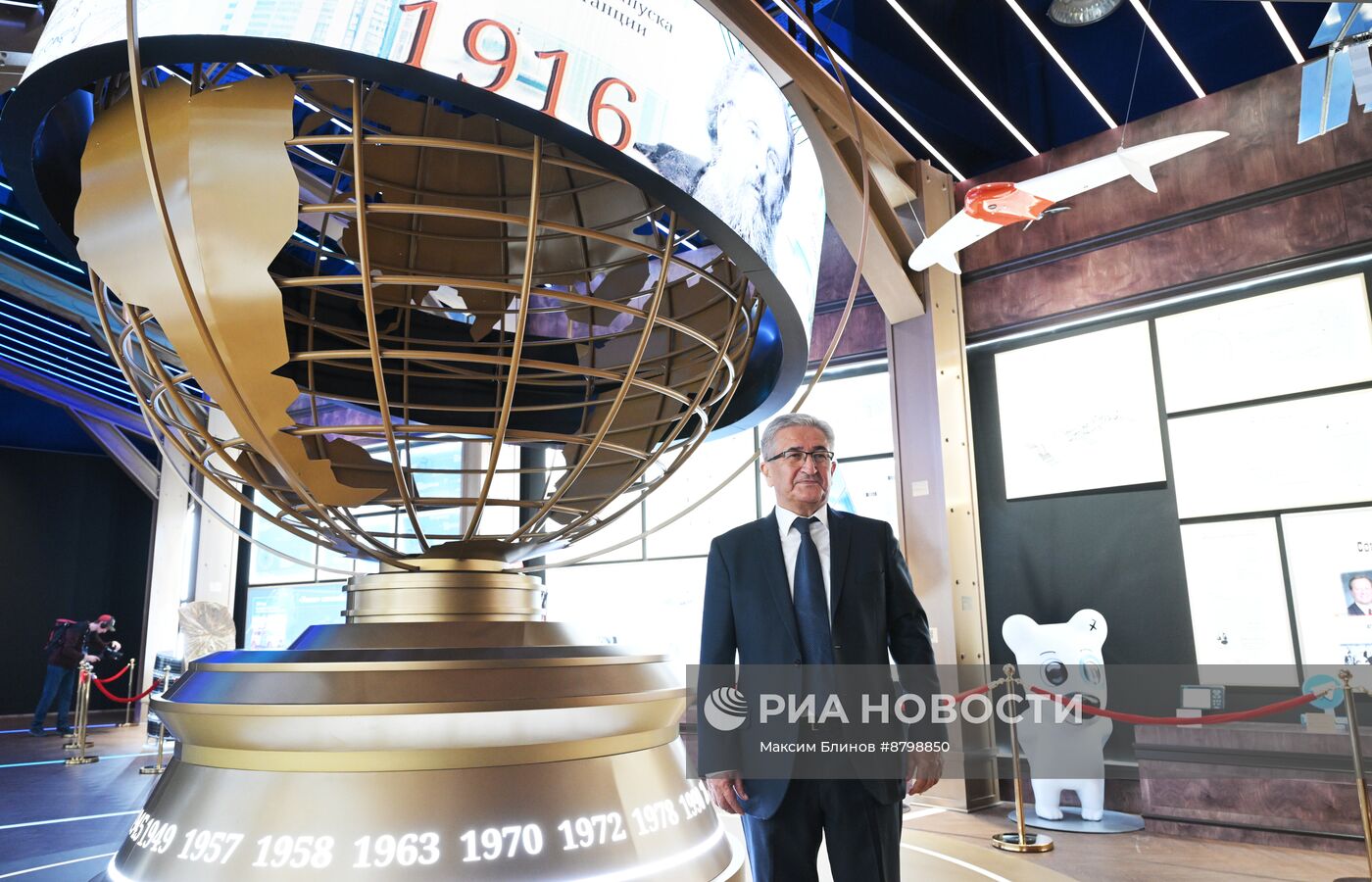 Работа симпозиума "Создавая будущее"