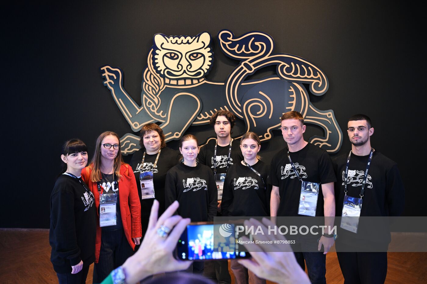 Работа симпозиума "Создавая будущее"