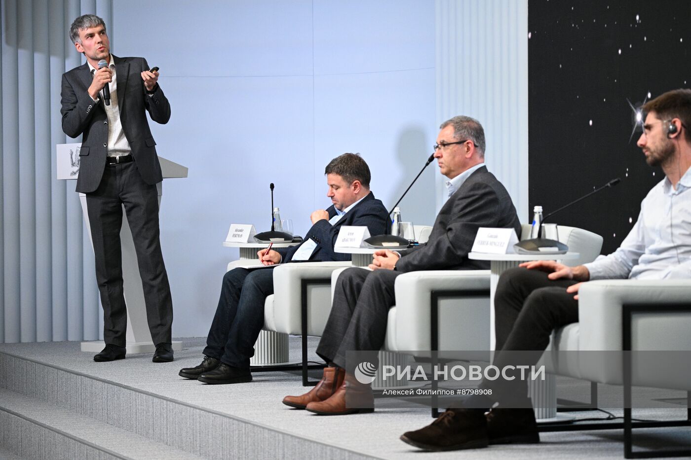 Симпозиум "Создавая будущее". Путешествие во времени. Технологический мост к будущему