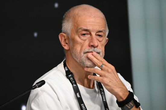 Симпозиум "Создавая будущее"
Сессия на тему "Будущее языка"
Эдуард Бояков, художественный руководитель Нового театра Место: Россия, Москва. Автор: Алексей Филиппов/РИА Новости. Симпозиум "Создавая будущее". Будущее языка