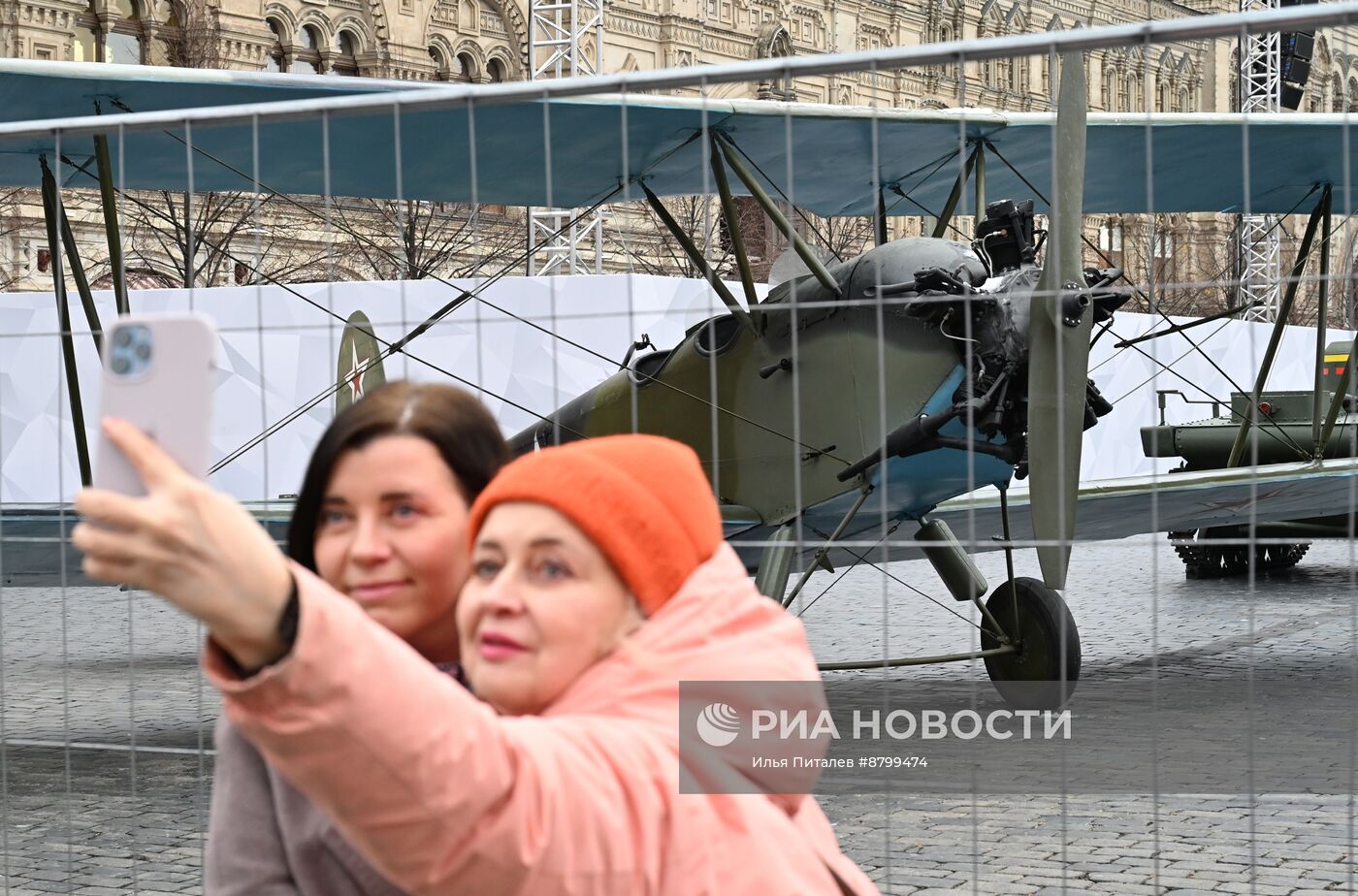 Подготовка к открытию выставки на Красной площади в честь 83-й годовщины парада 1941 года 