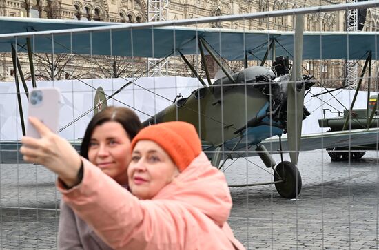 Подготовка к открытию выставки на Красной площади в честь 83-й годовщины парада 1941 года 