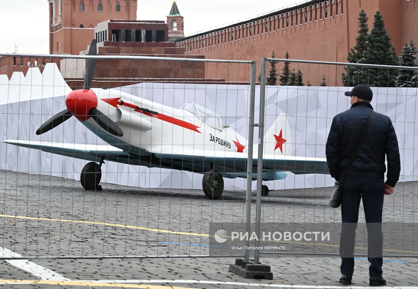 Подготовка к открытию выставки на Красной площади в честь 83-й годовщины парада 1941 года 