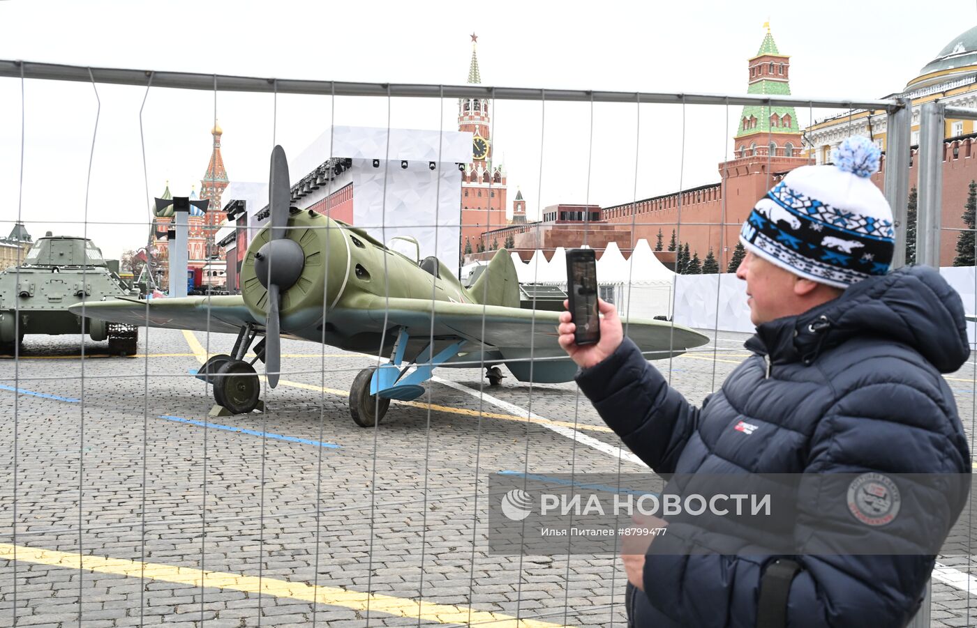 Подготовка к открытию выставки на Красной площади в честь 83-й годовщины парада 1941 года 