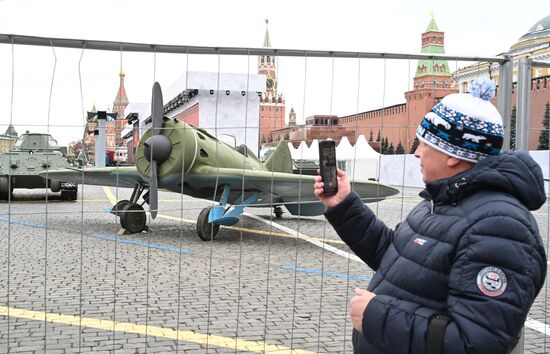 Подготовка к открытию выставки на Красной площади в честь 83-й годовщины парада 1941 года 