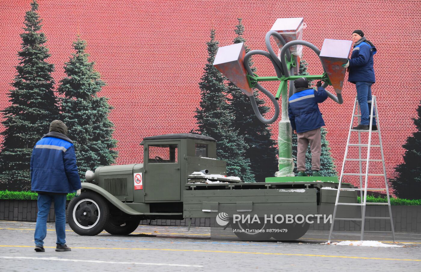 Подготовка к открытию выставки на Красной площади в честь 83-й годовщины парада 1941 года 