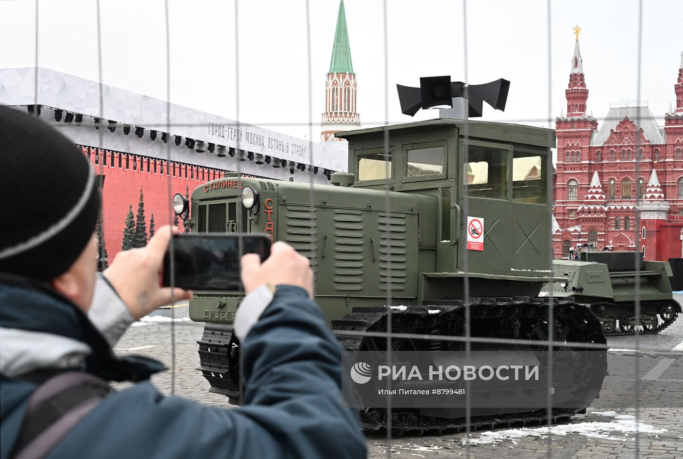 Подготовка к открытию выставки на Красной площади в честь 83-й годовщины парада 1941 года 