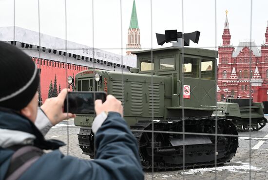 Подготовка к открытию выставки на Красной площади в честь 83-й годовщины парада 1941 года 