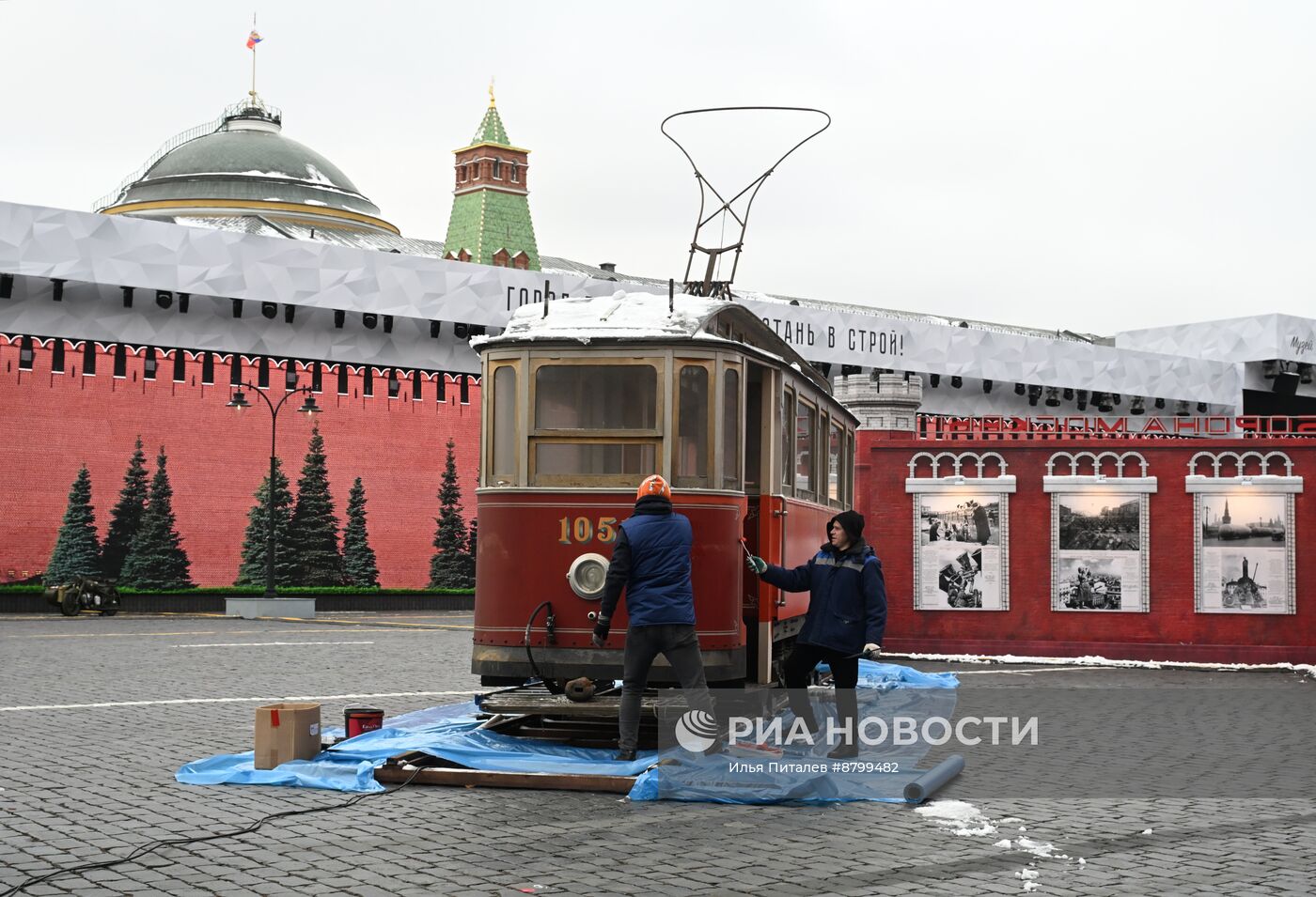 Подготовка к открытию выставки на Красной площади в честь 83-й годовщины парада 1941 года 