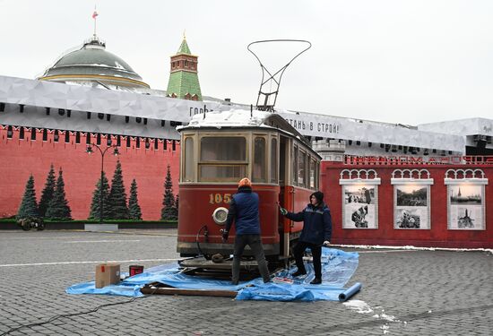 Подготовка к открытию выставки на Красной площади в честь 83-й годовщины парада 1941 года 