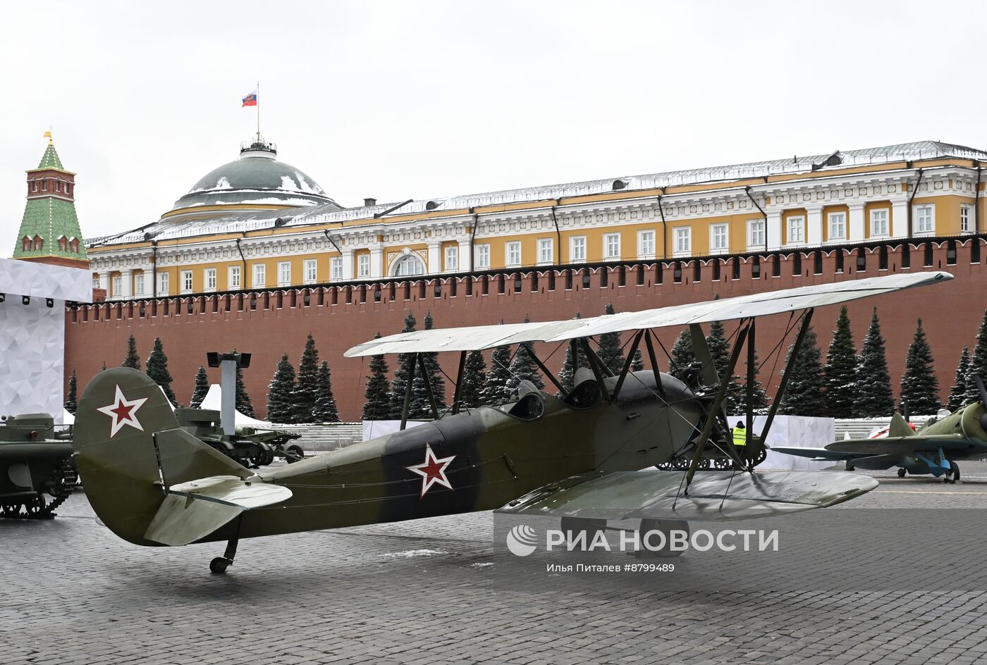 Подготовка к открытию выставки на Красной площади в честь 83-й годовщины парада 1941 года 