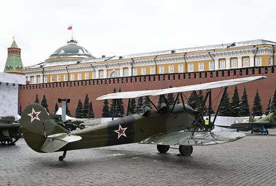 Подготовка к открытию выставки на Красной площади в честь 83-й годовщины парада 1941 года 