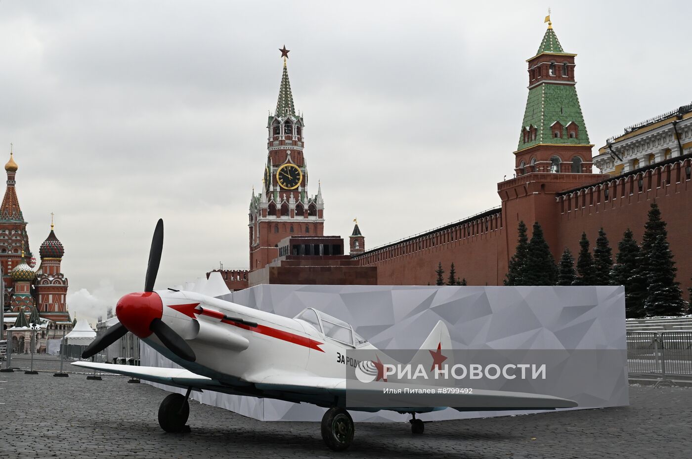 Подготовка к открытию выставки на Красной площади в честь 83-й годовщины парада 1941 года 