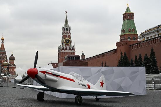 Подготовка к открытию выставки на Красной площади в честь 83-й годовщины парада 1941 года 