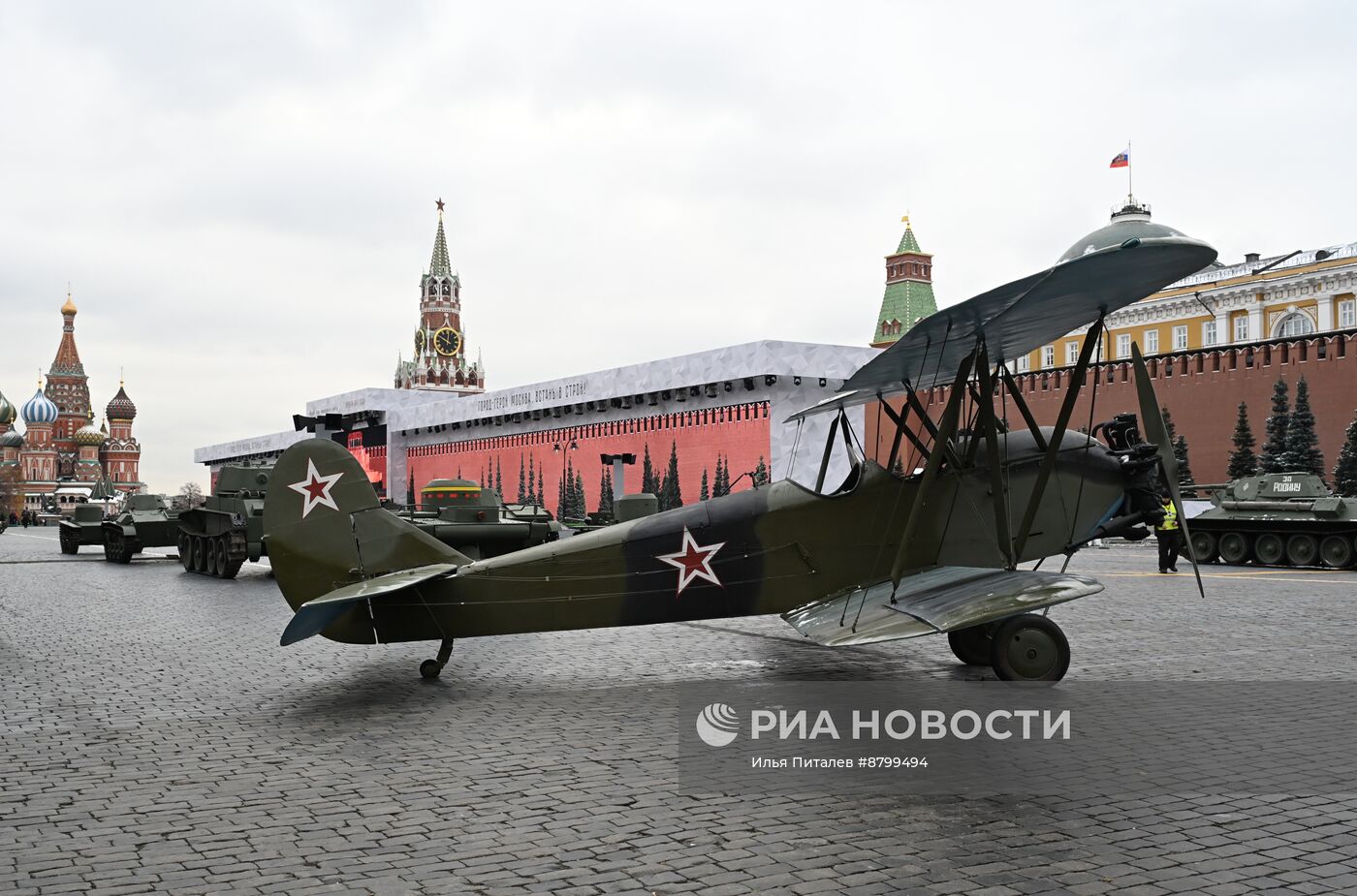 Подготовка к открытию выставки на Красной площади в честь 83-й годовщины парада 1941 года 