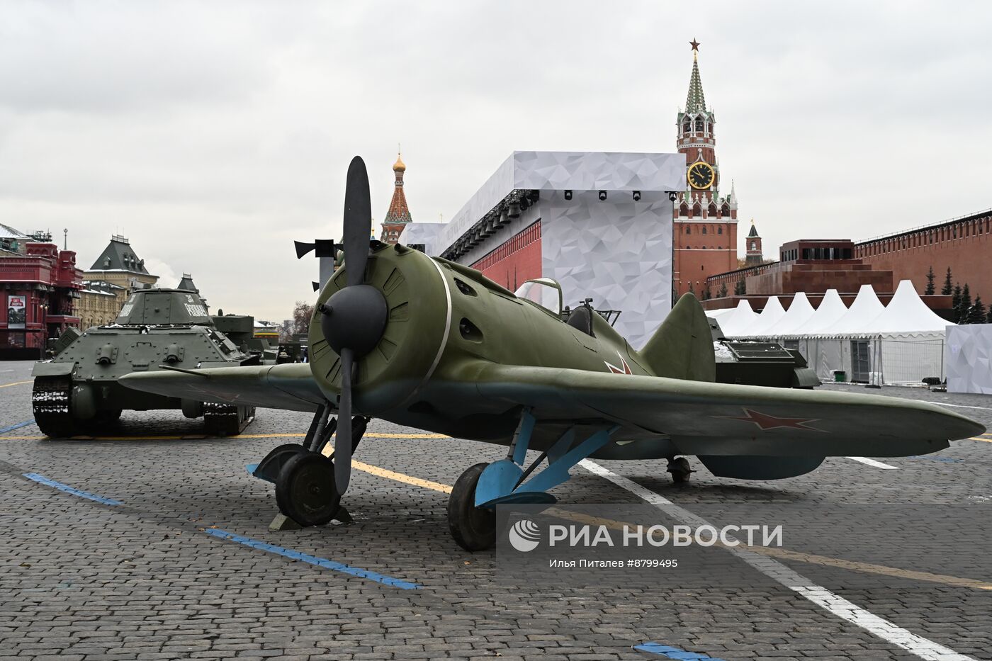 Подготовка к открытию выставки на Красной площади в честь 83-й годовщины парада 1941 года 