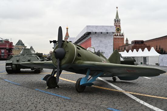 Подготовка к открытию выставки на Красной площади в честь 83-й годовщины парада 1941 года 