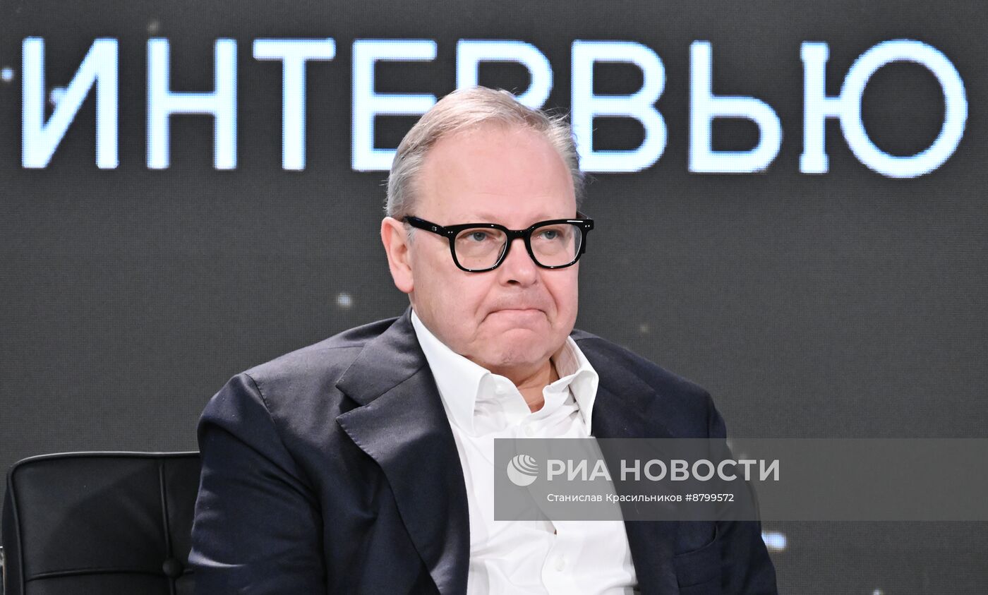 Симпозиум "Создавая будущее". Искусство жизни. Серия интервью С.И. Михайловского