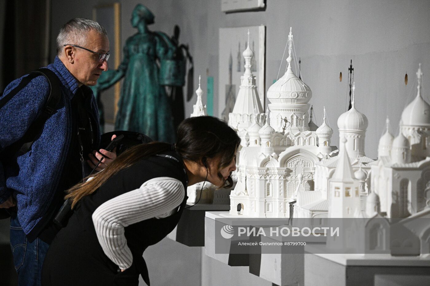 Работа симпозиума "Создавая будущее"