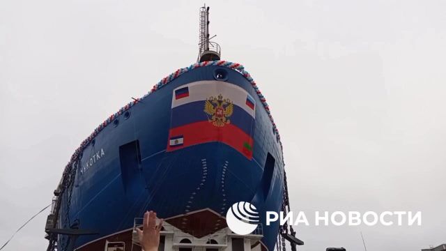 Кадры спуска на воду универсального атомного ледокола "Чукотка"