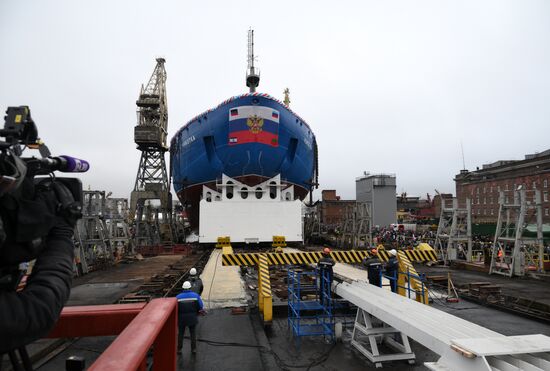 Спуск на воду атомного ледокола "Чукотка" в Санкт-Петербурге