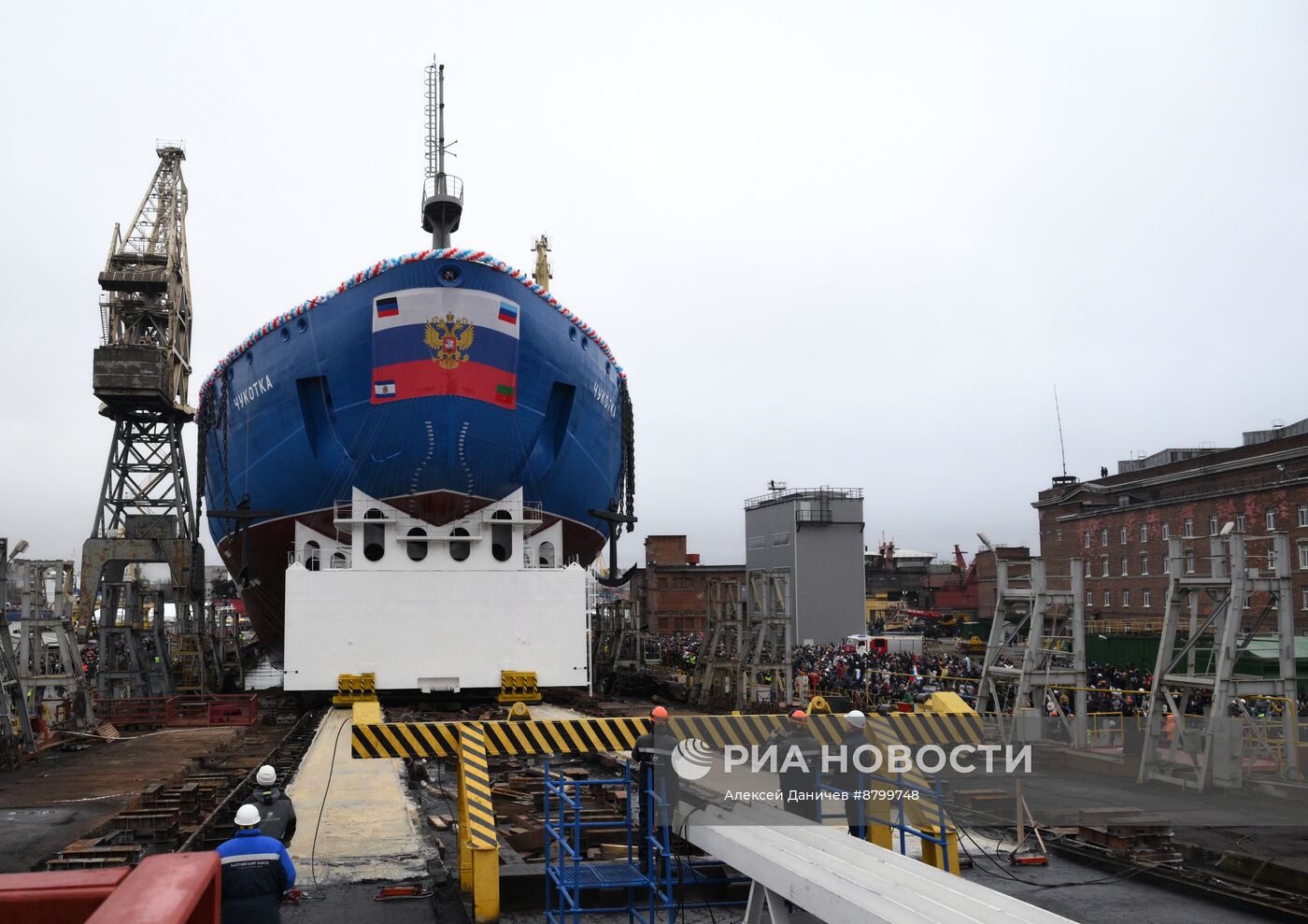 Спуск на воду атомного ледокола "Чукотка" в Санкт-Петербурге