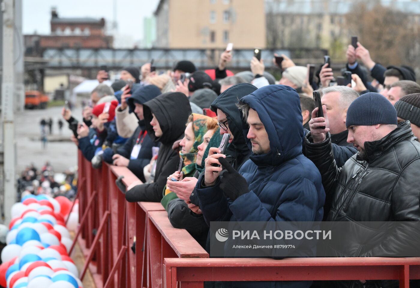 Спуск на воду атомного ледокола "Чукотка" в Санкт-Петербурге