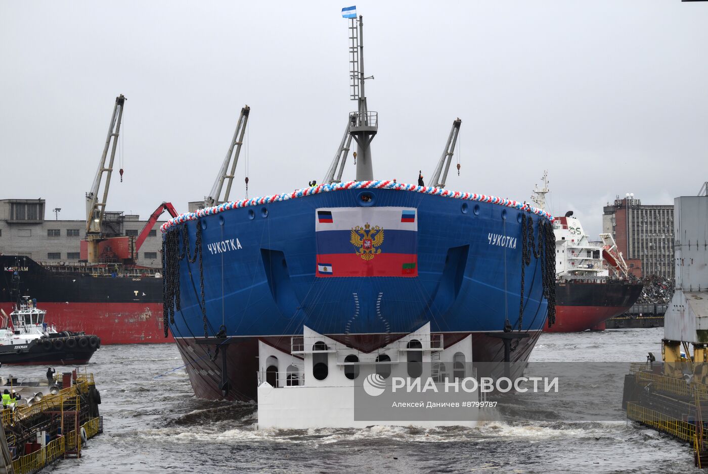 Спуск на воду атомного ледокола "Чукотка" в Санкт-Петербурге