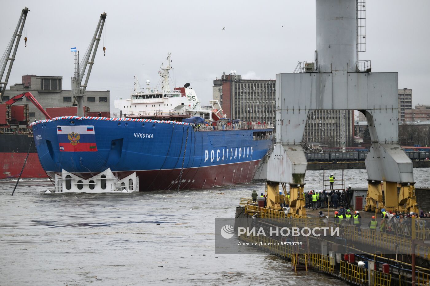 Спуск на воду атомного ледокола "Чукотка" в Санкт-Петербурге