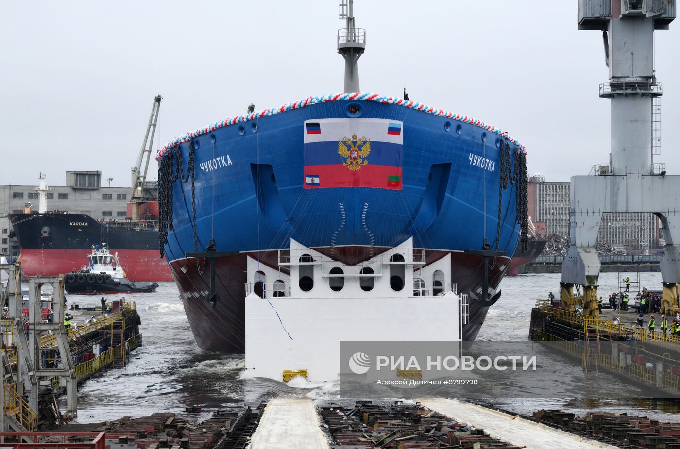 Спуск на воду атомного ледокола "Чукотка" в Санкт-Петербурге