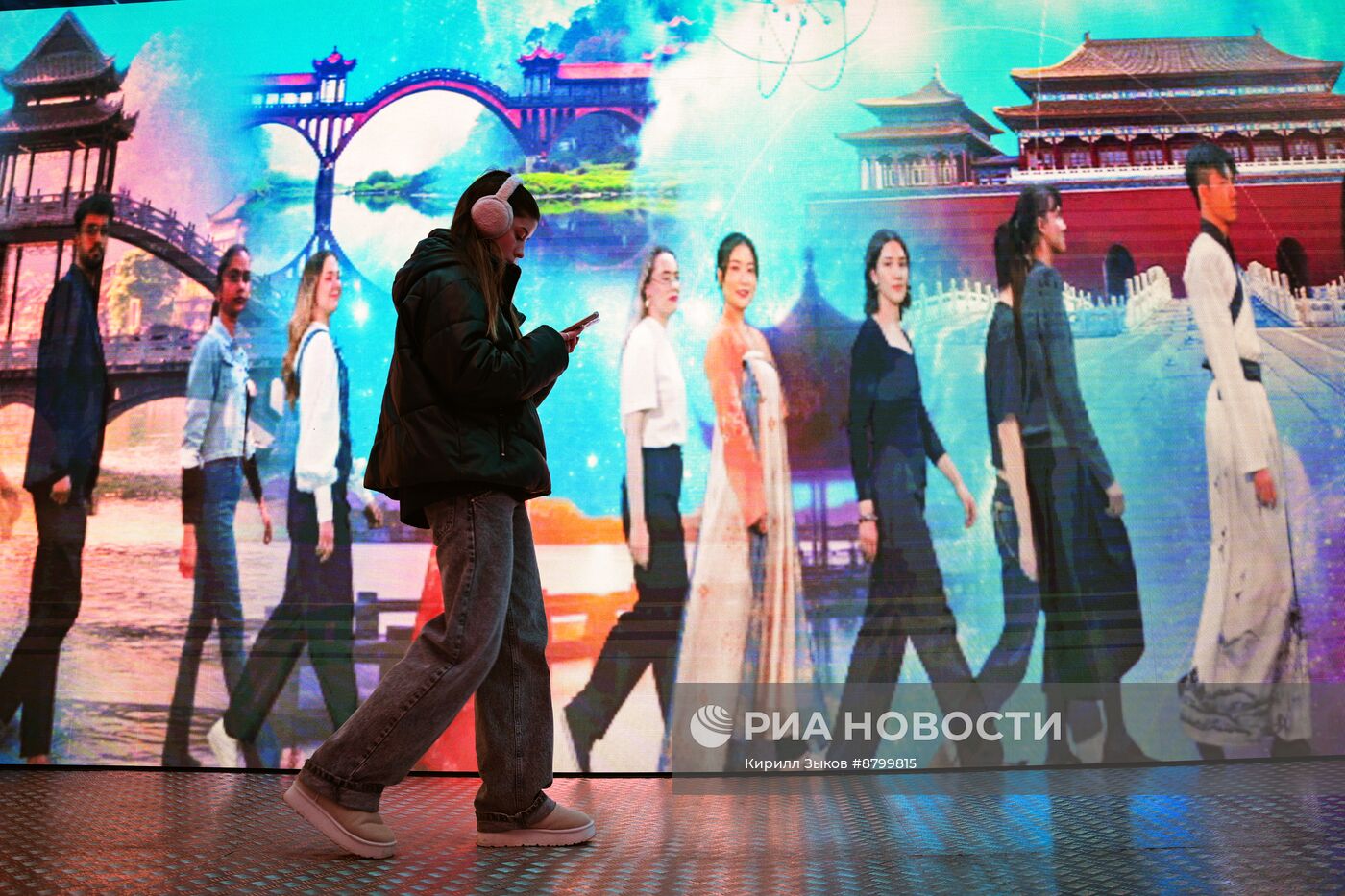 Работа симпозиума "Создавая будущее"