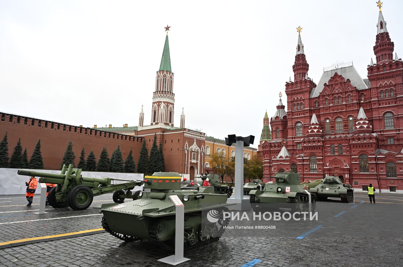 Музей под открытым небом в честь 83-й годовщины исторического военного парада на Красной площади