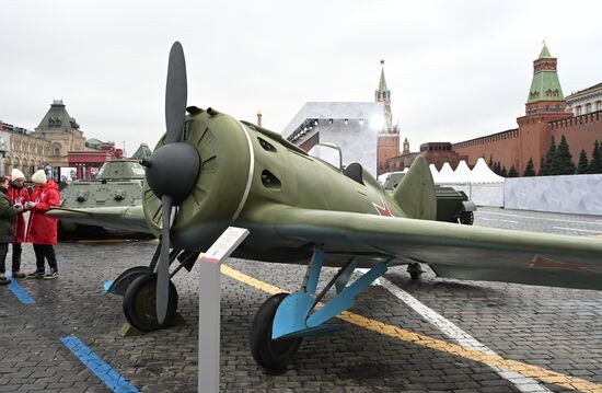 Музей под открытым небом в честь 83-й годовщины исторического военного парада на Красной площади