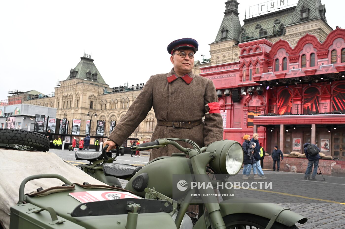 Музей под открытым небом в честь 83-й годовщины исторического военного парада на Красной площади