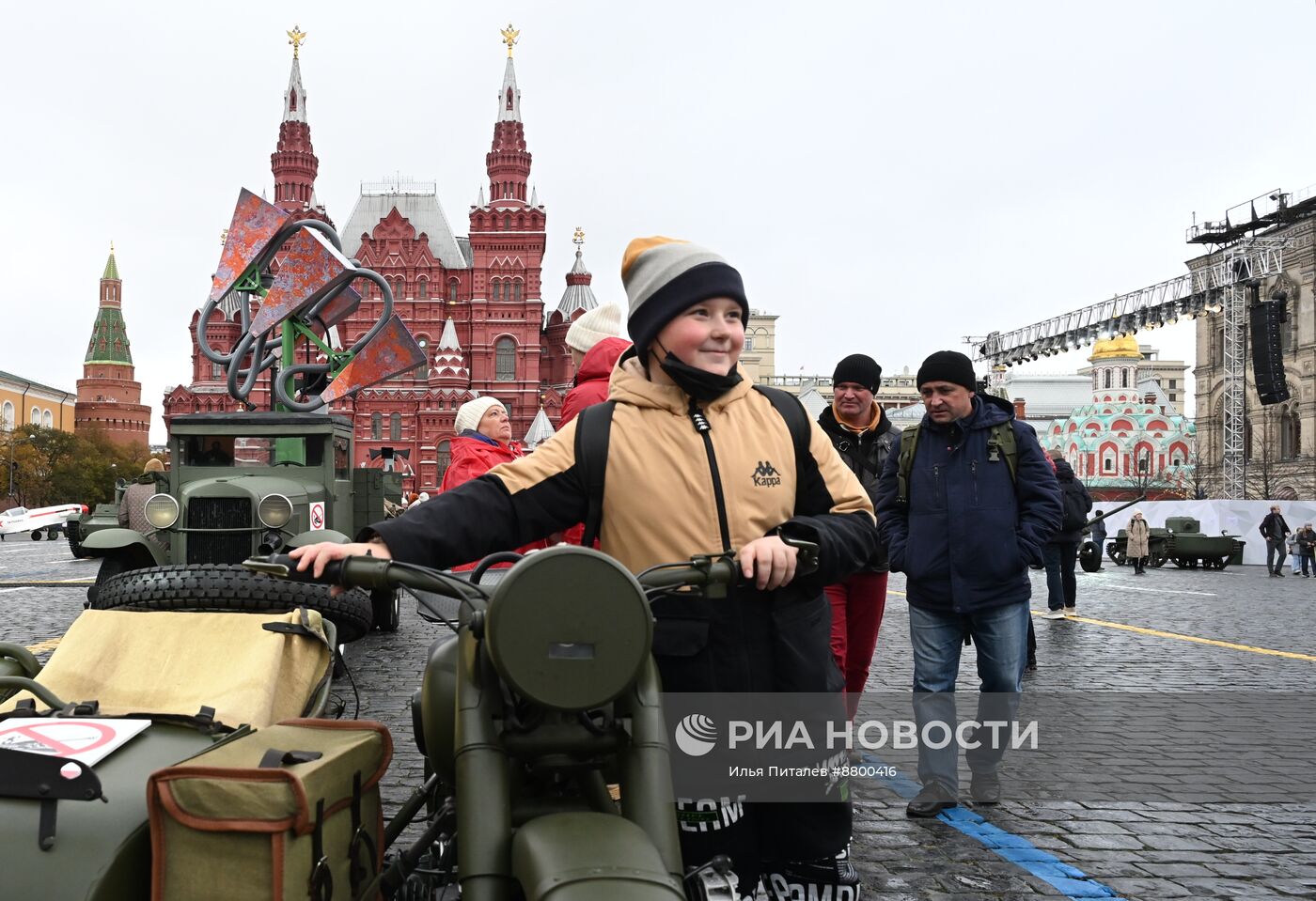 Музей под открытым небом в честь 83-й годовщины исторического военного парада на Красной площади