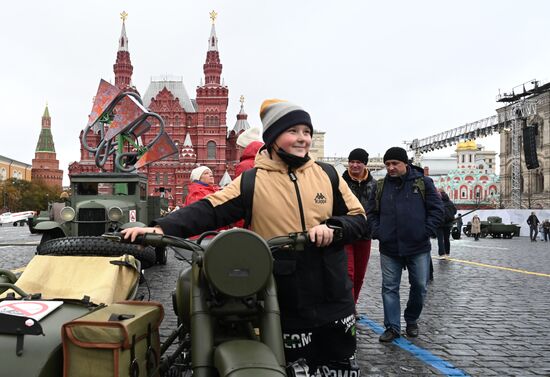 Музей под открытым небом в честь 83-й годовщины исторического военного парада на Красной площади