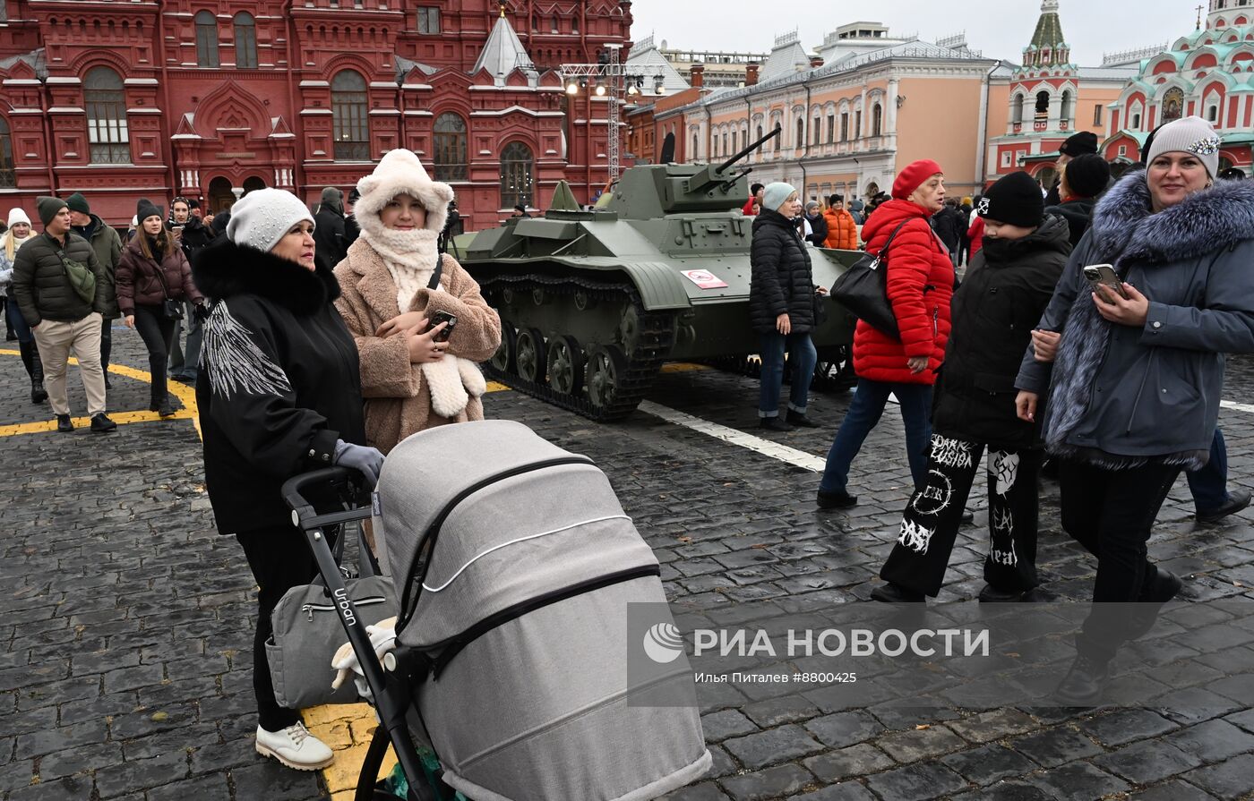 Музей под открытым небом в честь 83-й годовщины исторического военного парада на Красной площади 