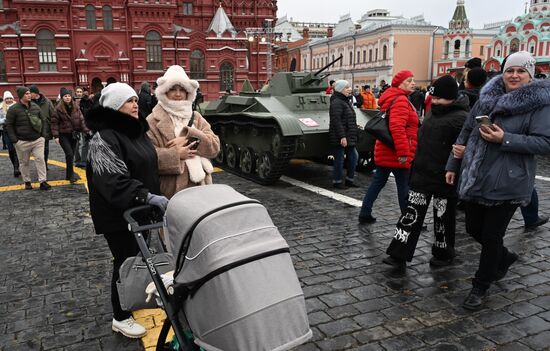 Музей под открытым небом в честь 83-й годовщины исторического военного парада на Красной площади 