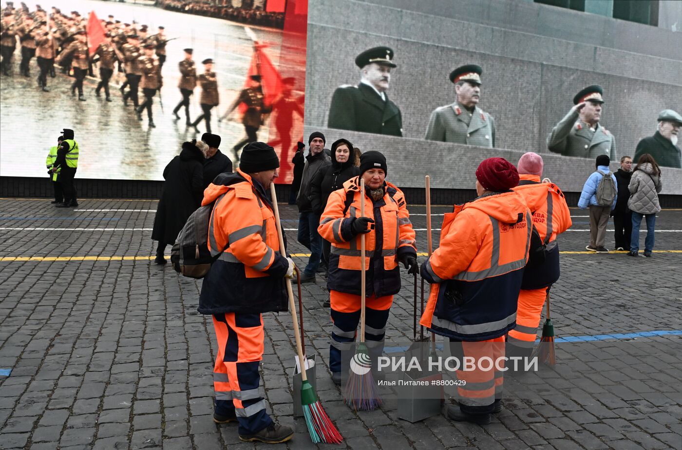 Музей под открытым небом в честь 83-й годовщины исторического военного парада на Красной площади