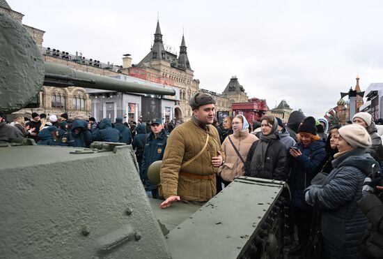 Музей под открытым небом в честь 83-й годовщины исторического военного парада на Красной площади