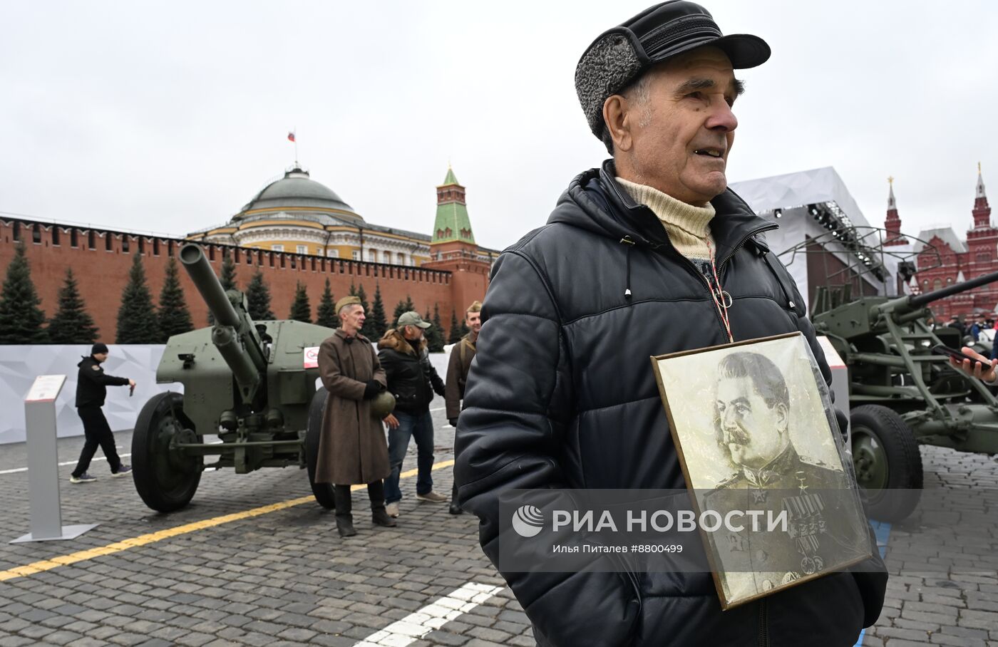 Музей под открытым небом в честь 83-й годовщины исторического военного парада на Красной площади