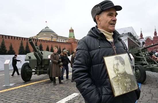 Музей под открытым небом в честь 83-й годовщины исторического военного парада на Красной площади