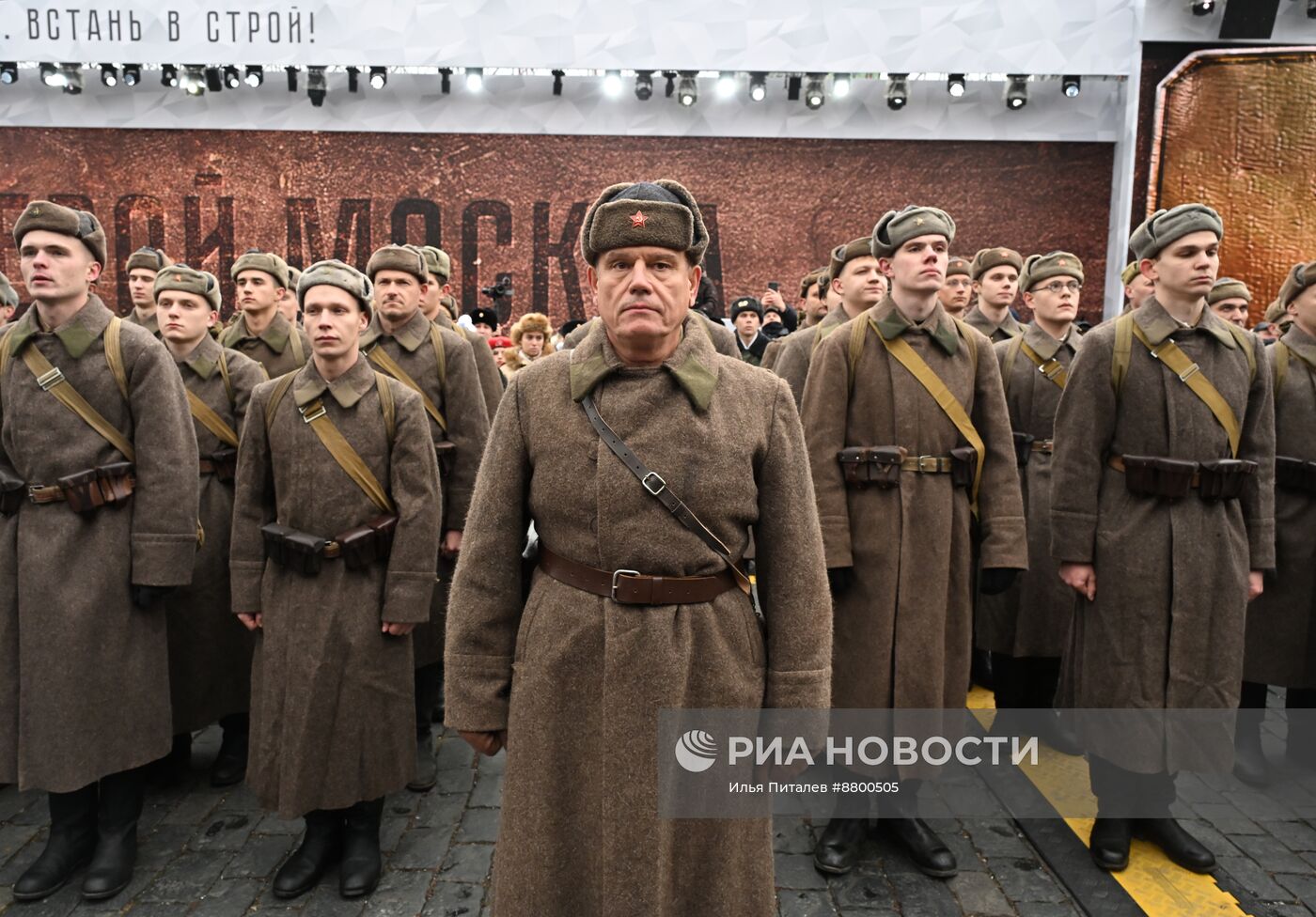 Музей под открытым небом в честь 83-й годовщины исторического военного парада на Красной площади